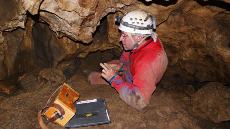 Höhlenforscher Torsten Kohn aus Rehfeld (Märkisch-Oderland) bei Vermessungsarbeiten in einer Höhle in Frankreich. 
