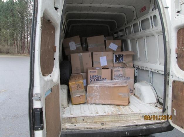 An der A7 Abfahrt Schuby kontrollierte die Bundespolizei im Januar 2014 einen Ford Kastenwagen auf dem Weg nach Skandinavien. Im Laderaum in Folie verpackt 530 Kilogramm Khat versteckt. Sie waren als Dekorationsartikel deklariert. 