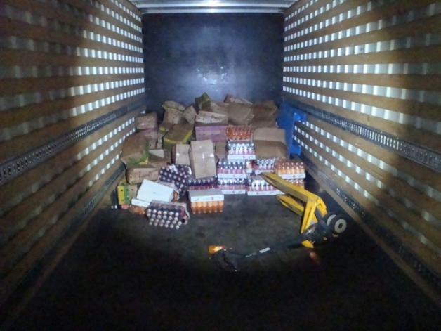 Mitten in der Nacht auf dem Autobahnparkplatz Altholzkrug: Hinter Getränkepaletten entdeckten im Februar Beamte 77 Kartons mit insgesamt 420 Kilogramm Khat an Bord eines Zwölftonners. Mitten in der Nacht auf dem Autobahnparkplatz Altholzkrug: Hinter Getränkepaletten entdeckten im Februar Beamte 77 Kartons mit insgesamt 420 Kilogramm Khat an Bord eines Zwölftonners.