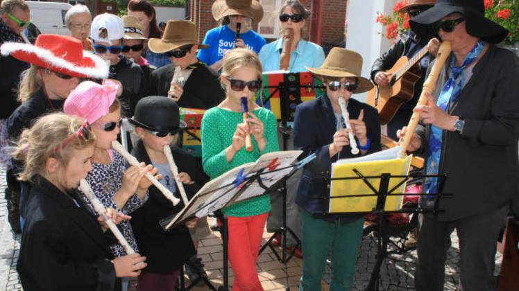 Die Gruppe „Flötengang“ macht im Wariner Stadtzentrum Straßenmusik unter Leitung von Dorothea Kunert (r.). Fotos:  Ines Engelbrecht 