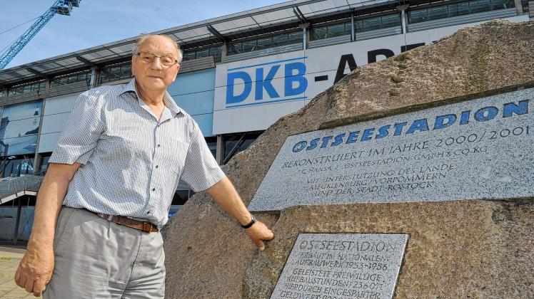 Baldur Schröder vor dem Eingang Nord der jetzigen DKB-Arena.  Der Gedenkstein vor dem Stadion besagt, dass von der Bevölkerung 236 071 freiwillige Arbeitsstunden 
geleistet wurden, was einem eingesparten Geldwert von über  928 000 D-Mark (der DDR) entsprach. 
