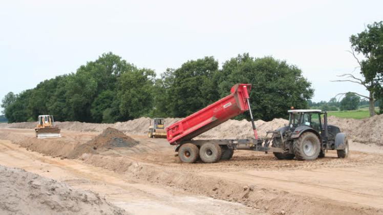 In Preten wird zurzeit der Sandkern des neuen  Sudedeichs aufgeschüttet.   