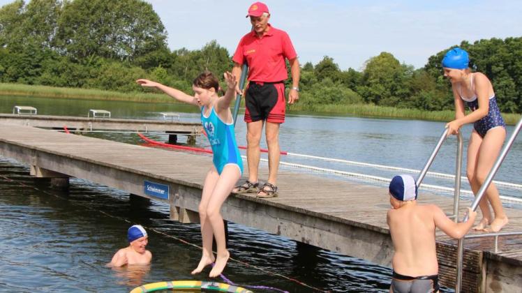 Mit Übungen in kleinen Gruppen führt Schwimmlehrer Reinhard Galda die Viertklässler ans Wasser heran. Eineinhalb Wochen dauert der Kurs.  