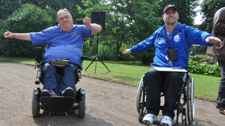 Mittendrin  Horst Roloff (l.) und Rüdiger Börst. Die beiden Rollstuhlfahrer gehören   zu den   Motoren des Behindertensports in Parchim.  
