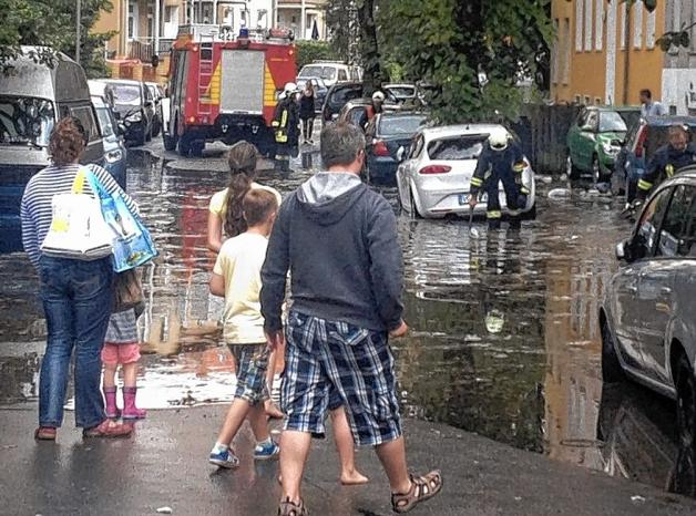 Im Patriotischen Weg rückte die Feuerwehr an, um die Straße von den Wassermassen zu befreien. 