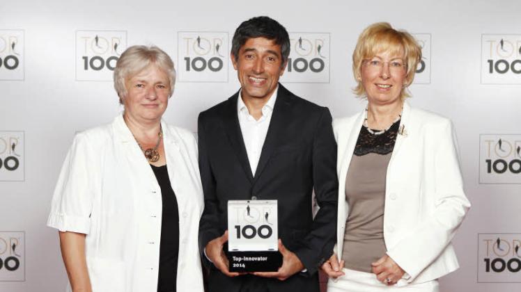 Monika Gräning (r.) und Antje Labs nahmen aus den Händen von Ranga Yogeshwar das Top-100-Siegel entgegen.  