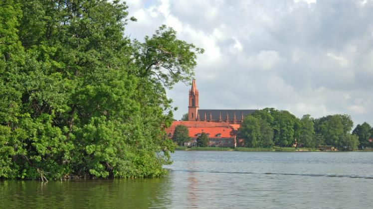 Prächtig erhebt sich das Dobbertiner Kloster – vom See aus ist es hervorragend von nahezu allen Seiten zu betrachten.  