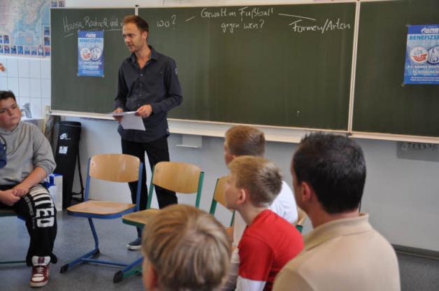 Hannes Ickert vom Projekt „Hansa Rostock und Ich“ leitete die Schulstunde zum Thema „Gewalt im Fußball“. Hannes Ickert vom Projekt „Hansa Rostock und Ich“ leitete die Schulstunde zum Thema „Gewalt im Fußball“.
