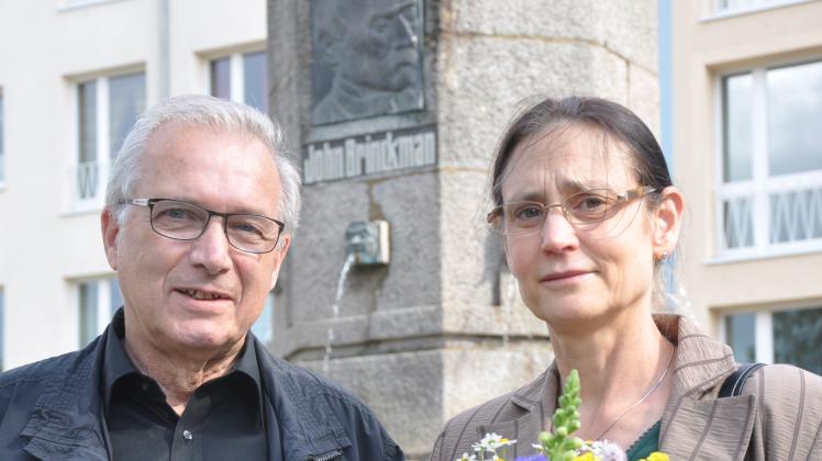 Erinnerung an einen großen  Dichter: Künstlerin Anne Sewcz und der Brinckmansdorfer Ortsbeiratsvorsitzende Karl Scheube sind froh über das neue Bronzerelief. Foto: joro