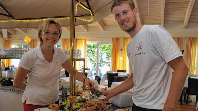 Auch Tommy Grupe schätzt die gesunde Sportlerkost im Hotel. Hier lässt sich der Rekonvaleszent von der Gastronomischen Leiterin Georgina Csiszar Seelachs  servieren. 