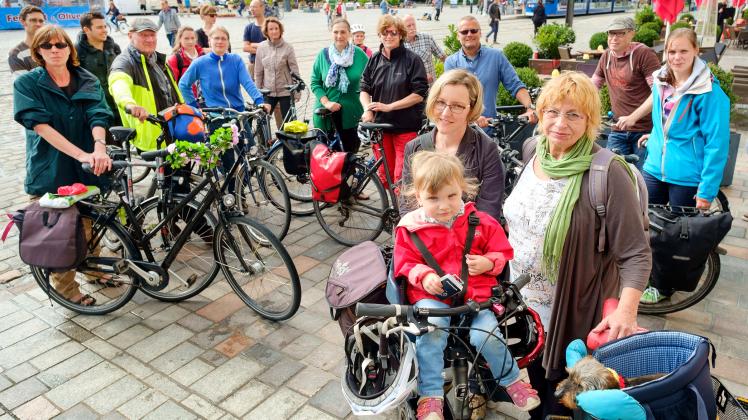 Radeln für gutes Stadtklima: Christine Wild (r.) ist nur noch mit dem Rad unterwegs. Silvia Bachmann und Töchterchen Johanna (2) sind seit dem 11. Juni allein 100 Kilometer gefahren. Foto: geos
