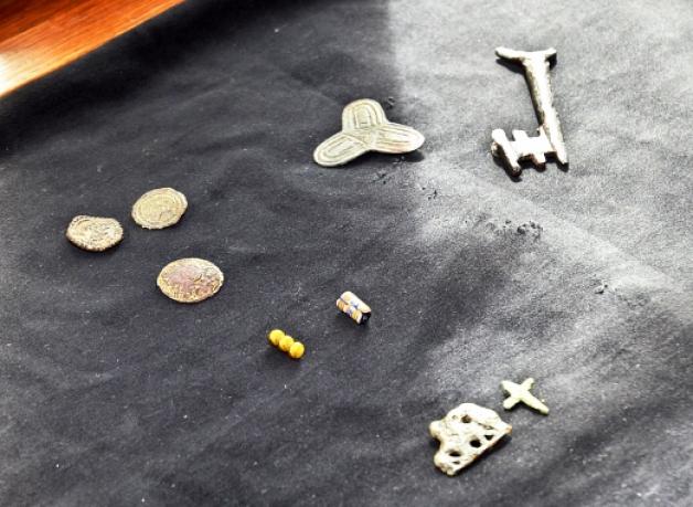 Fibeln, Münzen, Schmuckstücke und Schlüssel fanden die Archäologen bei Ellingstedt.