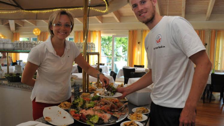 Auch Tommy Grupe schätzt die gesunde Sportler-Kost im Hotel. Hier lässt sich der Rekonvaleszent von der Gastronomischen Leiterin Georgina Csiszar Seelachs  servieren.  