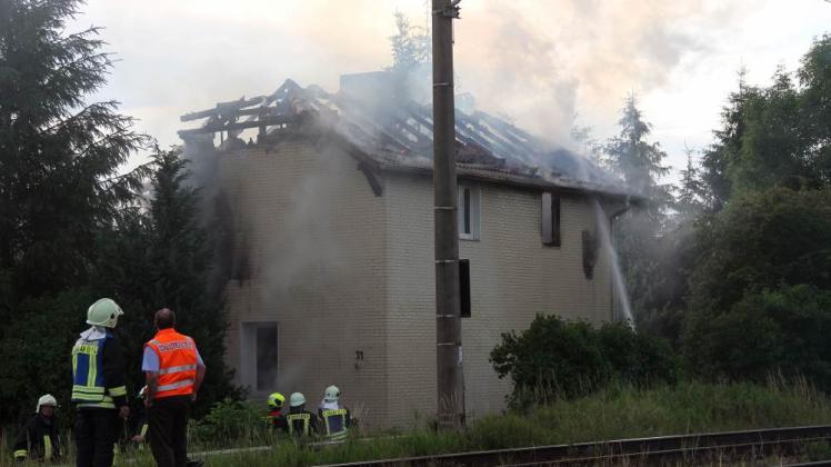 Einer der mysteriösen Brände:  In Huckstorf steht am Montagabend ein unbewohntes Haus in Flammen.  