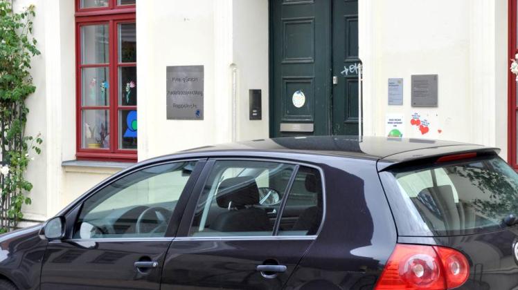 Kurzzeitparker vor der Kita „Rappelkiste“ gefährden laut Ordnungsamt im Notfall die Sicherheit in der Münzstraße. Kurzzeitparker vor der Kita „Rappelkiste“ gefährden laut Ordnungsamt im Notfall die Sicherheit in der Münzstraße.