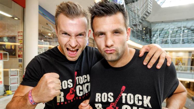 Danny Kambs und Tobias Kirschnick vom Rostocker FC zeigen nicht nur auf dem Fußballplatz vollen Einsatz. 