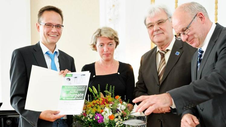 Wirtschaft hilft Kultur Dr. Helge Schilf (l.)  und  Heidi Bölck von der Schilf/Bölck Projekthaus GmbH sind die Kulturpaten 2014 der Hansestadt Rostock. Wolfgang Methling und OB Roland Methling (r.) gratulierten.  