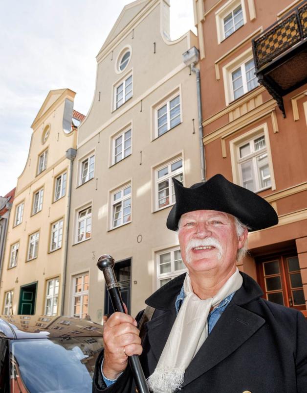 Stadtführer Klaus Lass posiert als Kasper Ohm vor dem Haus, in dem die Studentenbude des späteren Literaten Brinckman war. 