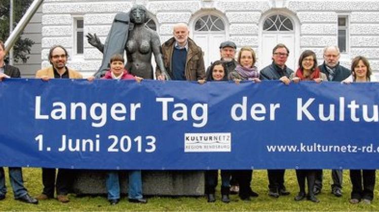 Im Banne der Kultur: Veranstalter mit einem Banner vor dem Theater, einem der Schauplätze in der Rendsburger Innenstadt. Foto: Haller