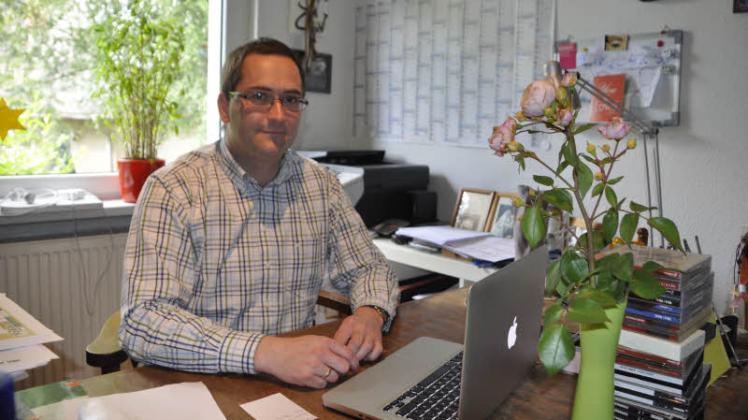 „Ein Pfarrer hat natürlich auch ein Büro und einen Schreibtisch“, sagt Pfarrer Albrecht Preisler schmunzelnd. Beides wird für ihn künftig nicht mehr in Karstädt stehen, sondern in Basdorf. „Ein Pfarrer hat natürlich auch ein Büro und einen Schreibtisch“, sagt Pfarrer Albrecht Preisler schmunzelnd. Beides wird für ihn künftig nicht mehr in Karstädt stehen, sondern in Basdorf.
