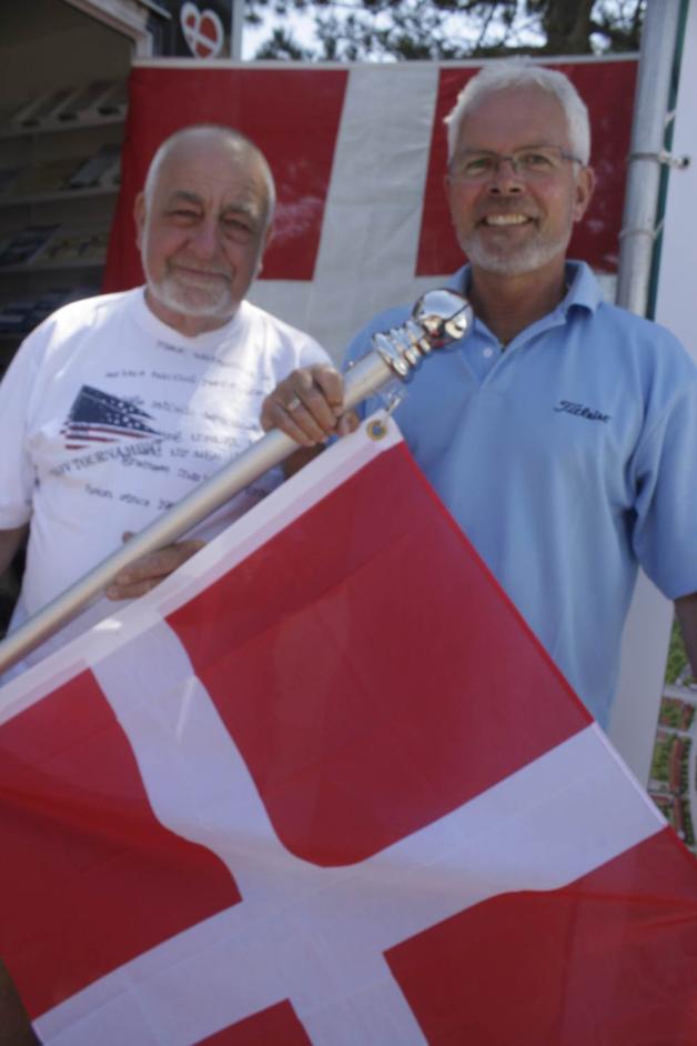 Wollen ihr dänisches Falster und Nyköping bekannt machen: Carsten Petersen und Peter W. Krogh. Die dänische Fahne ist dabei.