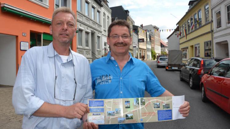 Zeigen  die Besonderheiten im Lollfuß: Stephan Lange und Matthias Vollbehr  (re.)   mit dem neuen Faltblatt. 