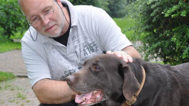 Hofft auf eine glückliche Vermittlung: Norbert Schlösser vom Tierheim Schlage liegt das Schicksal von Labrador-Retriever-Rüde Tony besonders am Herzen.  