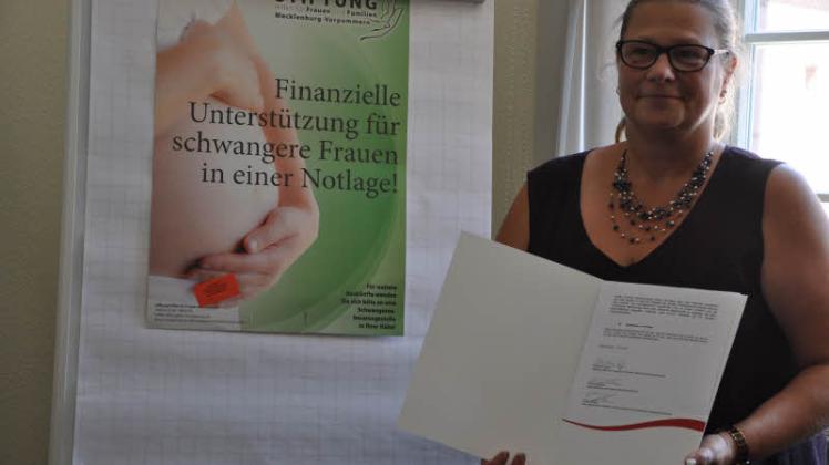 Mit der  unterschriebenen Kooperationsvereinbarung: Christiane Sparr, Vorstandsvorsitzende der Stiftung „Hilfen für Frauen und Familien“  
