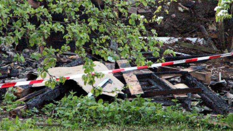 Unter den Trümmern dieser Gartenlaube in Kiel fand die neue Besitzerin eine verkohlte Leiche. Foto: rtn