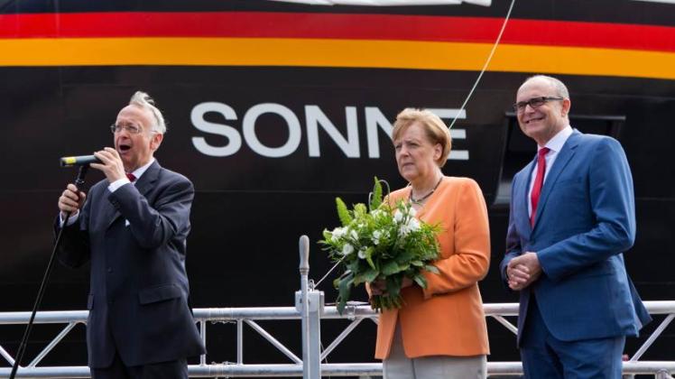 Bundeskanzlerin Angela Merkel steht als Taufpatin für die „Sonne“ bereit. 