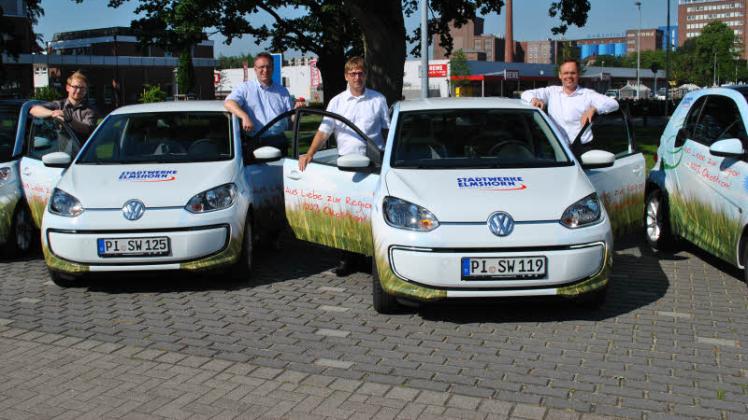 Zufrieden mit den neuen E-Fahrzeugen: Hauke Köhnke (Marketing, v. l.), Stadtwerkechef Sören Schuhknecht, Mathias Wiontzek (Bereichsleiter Vertrieb) und Olaf Deich (Bereichsleiter Technik).  