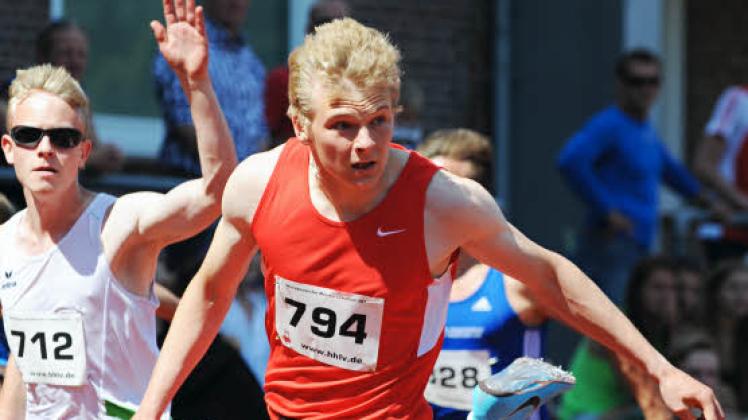 Ungläubiger Blick beim Zieleinlauf in Hamburg: Doch LGN-Athlet Henrik Hannemann knackte tatsächlich den Uralt-Landesrekord über 100 m der B-Jugendlichen. 