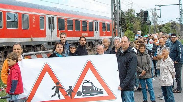 Anwohner der Westerhorner Gärtnerstraße demonstrierten für einen Schutzzaun zwischen der Bahnlinie und  Wohngebiet.  Foto: caw