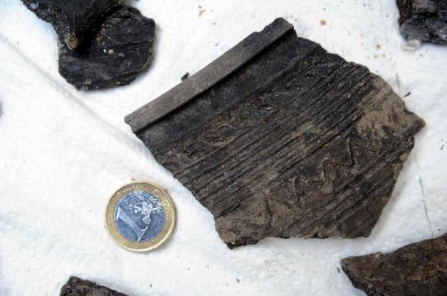 Die verzierten schwarzen Tonscherben stammen aus dem 12. Jahrhundert. 