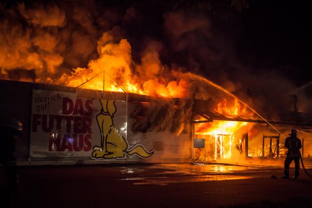 Das Gebäude in Wees brannte bis auf die Grundmauern nieder.