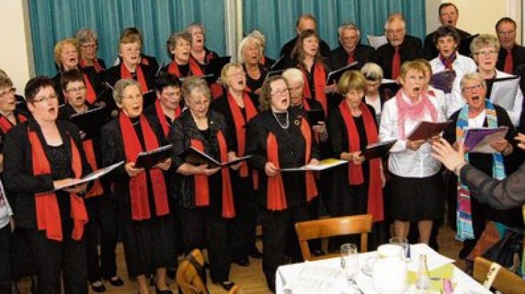 Die Chorgemeinschaft Thumby-Struxdorf und der Kirchenchor Süderbrarup interpretierten gemeinsam das Kosakenlied "Zug der Schwäne". Foto: Kuhl