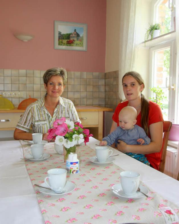 Ein  Frühstück in der Landhausküche können sich Cornelia Hass  (l.) und Karin Puckhammer mit Baby Johanna gut vorstellen.