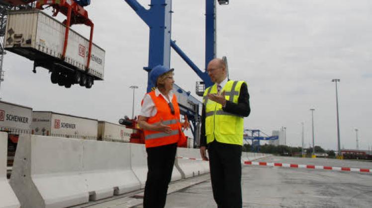 Die Chefin der Rostock Trimodal GmbH, Gudrun Schümann, erklärt Christian Pegel den kombinierten Ladungsverkehr.  