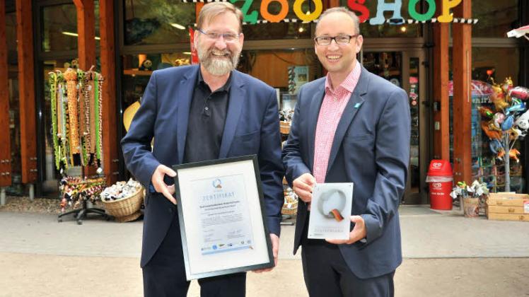 Zoo-Direktor Udo Nagel (l.) bekam von Matthias Fromm die Auszeichnung mit dem „Q“. 
