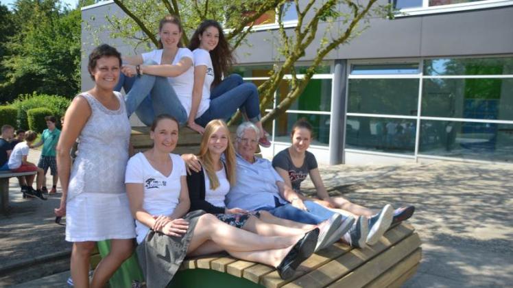 Schulterschluss für Afrika: Gisela Schiffmann (Zweite von rechts, sitzend) freut sich über das  Engagement von Schülern und Lehrern am Heuss-Gymnasium.  