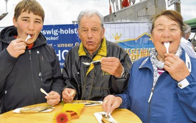 Guten Appetit: Lars und seine Großeltern Peter und Hannelore Matthiesen aus Flensburg ließen es sich in Kappeln schmecken.
