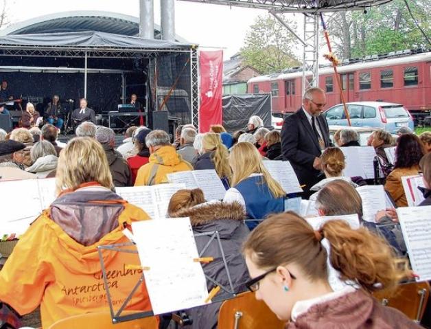 Zu Beginn des Open-Air-Gottesdienstes am Südhafen regnete es spürbar. Zu Beginn des Open-Air-Gottesdienstes am Südhafen regnete es spürbar.