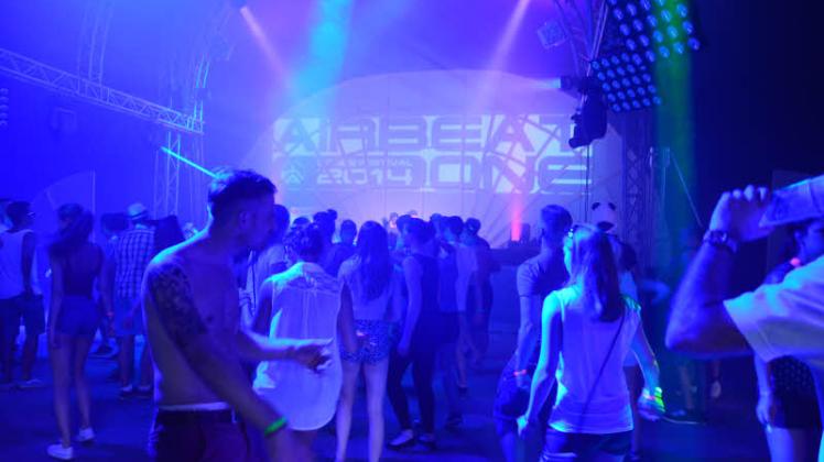  Tanzwütige erleben 150 DJ-Stars auf fünf Bühnen.  Fotos: Jenny Strozyk 