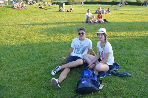 Das erste Mal dabei: Aina Schaffer und Maximilian Schacht entspannen sich auf dem Gelände des IGA-Parks und sind gespannt auf Fettes Brot. 