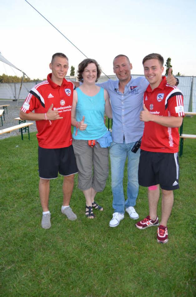 Hinter der Bühne: Veranstalter Thorsten Schulz (3. v.  l.) feiert mit Patrick Brenck ( l.) und Tony Siegmund vom Rostocker FC und der Geschäftsführerin des IGA-Parks, Ilka Müller.