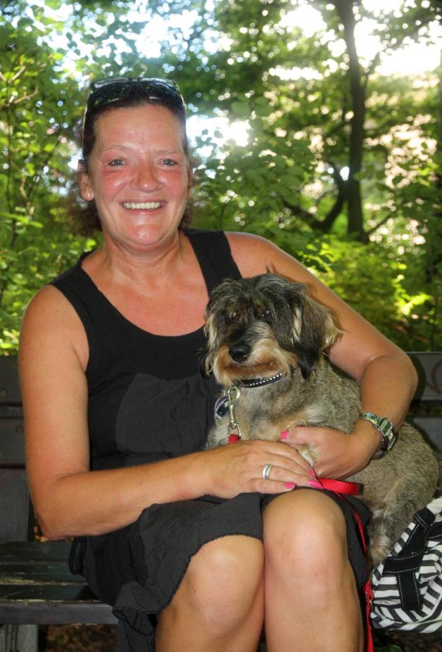 Abkühlung im Park: Bei der Hitze sucht sich Michaela Rehder mit Dackel Gina aus Lichtenhagen ein schattiges Plätzchen unter den Bäumen. Abkühlung im Park: Bei der Hitze sucht sich Michaela Rehder mit Dackel Gina aus Lichtenhagen ein schattiges Plätzchen unter den Bäumen.