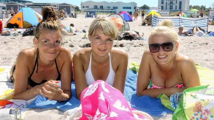 Gemeinsam relaxen: Die Rostockerinnen Yvonne, Franziska und Joanna (v. l.) suchen Erholung und die Frische der Ostsee und feiern am Strand Geburtstag.