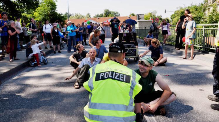 Sitzblockade an der Aalfangbrücke. Die Polizei versucht zu vermitteln. 