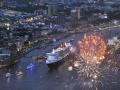 Mit Feuerwerk wird die Queen Mary 2 in Hamburg verabschiedet. Nach zehn Jahren war das Transatlantik-Passagierschiff wieder in der Hansestadt zu Gast. 
