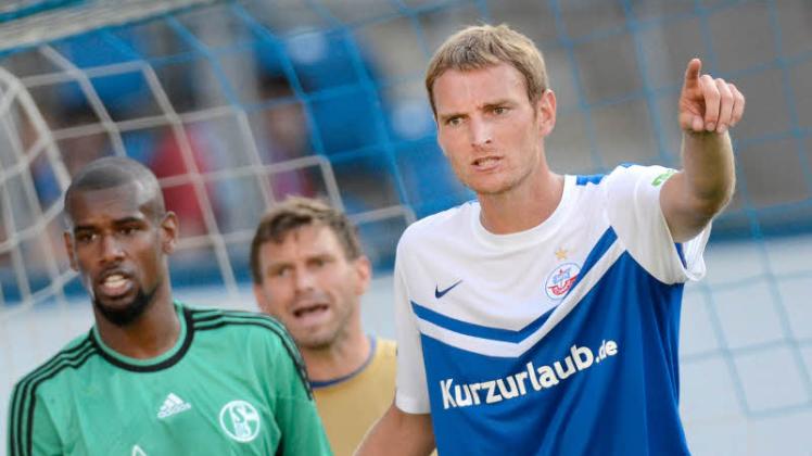 Mit der Erfahrung von 281 Zweit- und Drittliga-Einsätzen soll Christian Stuff (rechts) eine Führungsrolle im Team des FC Hansa einnehmen.   